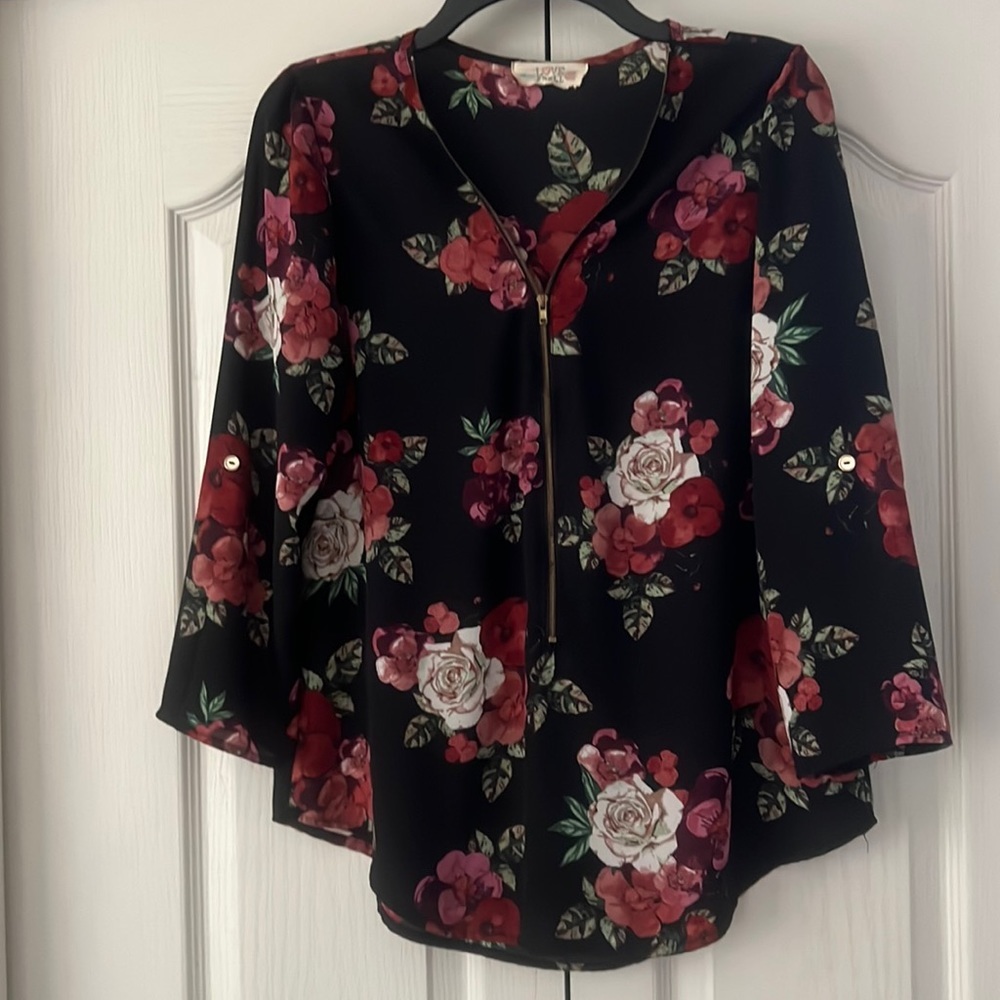 Blouse with 3/4 sleeves.